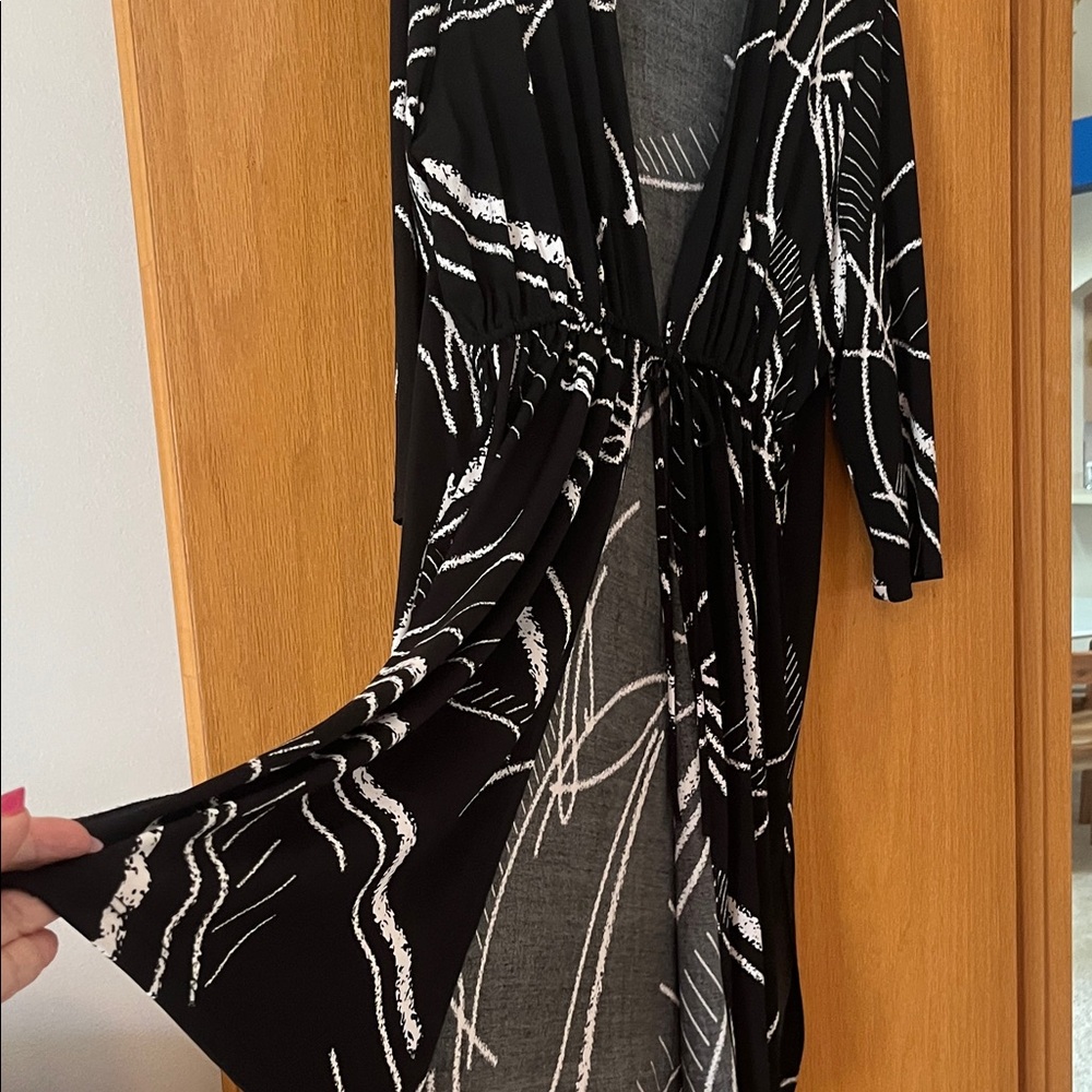 #181 CLARA SUNWOO Monochrome Abstract Duster. - Picture 3 of 6